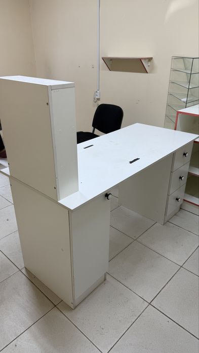 Продам Маникюрный столик