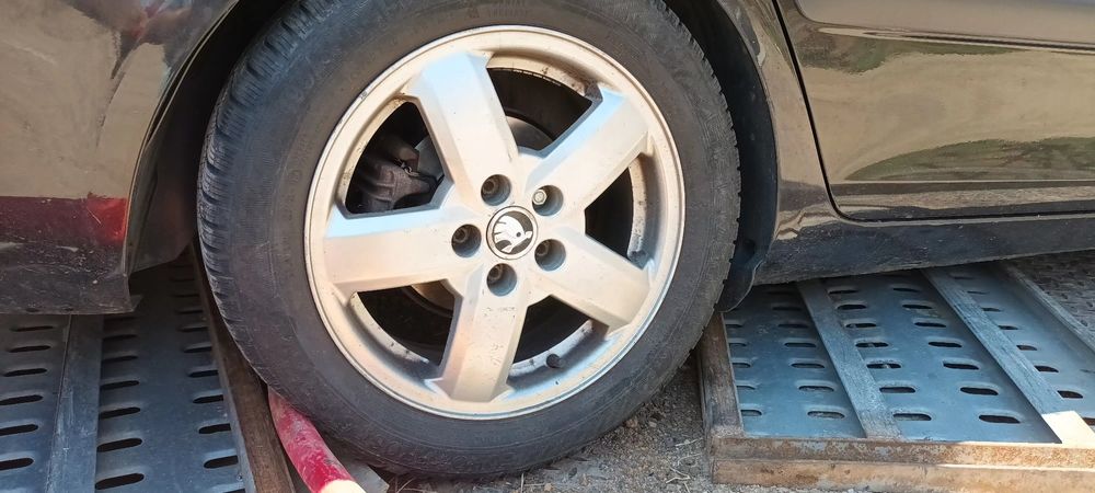 Продавам резервна гума +крик и ключ от Skoda/wv15цола.