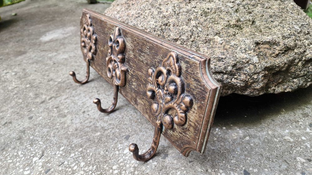 Закачалка– дърво, чугун.