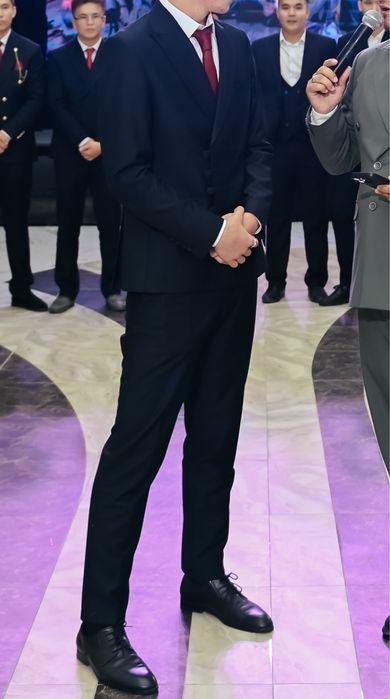 Продам чёрный костюм.