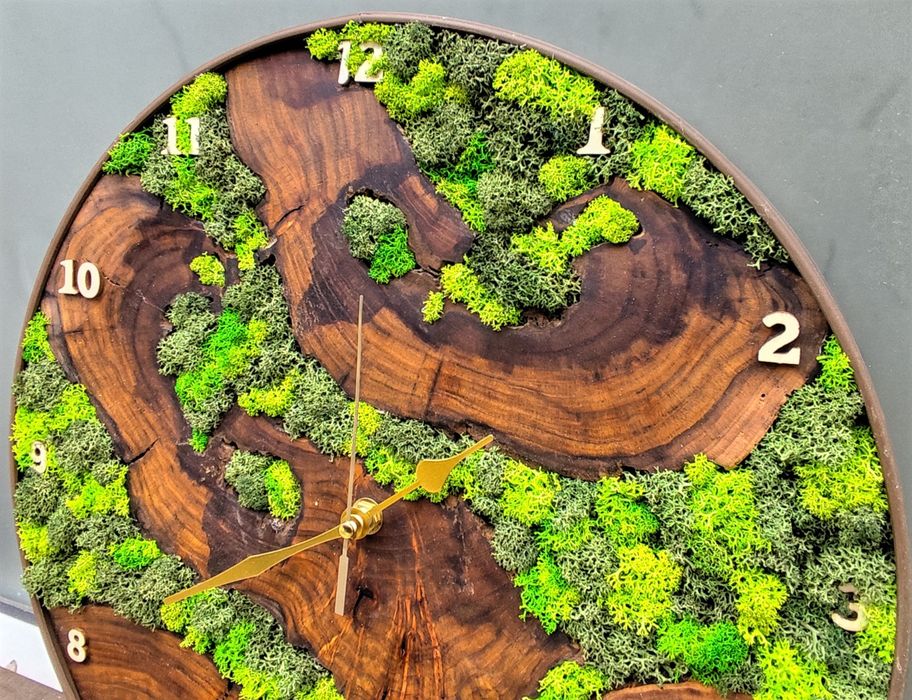 Часовник със скандинавски мъх и масивно дърво