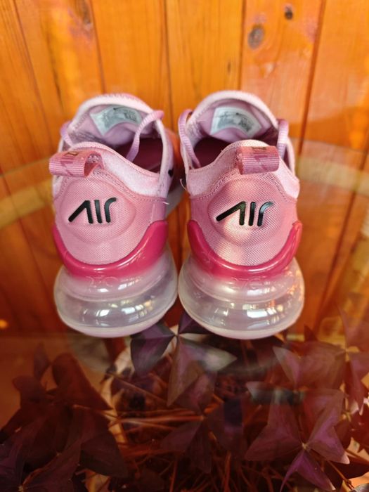 Оригинални маратонки Nike 270