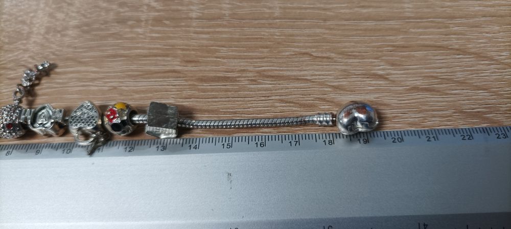 Гривна тип Пандора със седем талисмана.