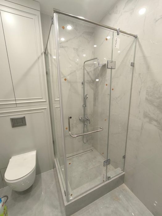 Стеклянные душевые перегородки