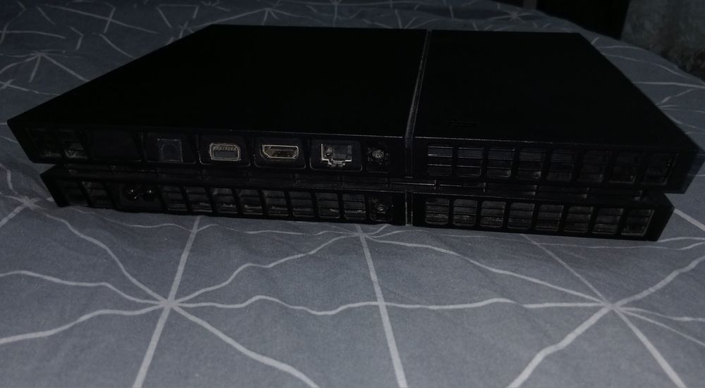 Vand sau schimb ps4 cu xbox series s Ps ul are o maneta si 5 jocuri.