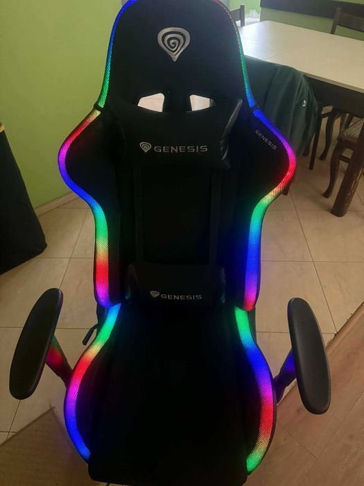 Продавам Геймърски Стол Genesis Trit 500 RGB