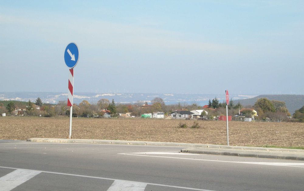 Парцел Кичево 5,800 дка, главен път – 6,5 евро/кв.м.