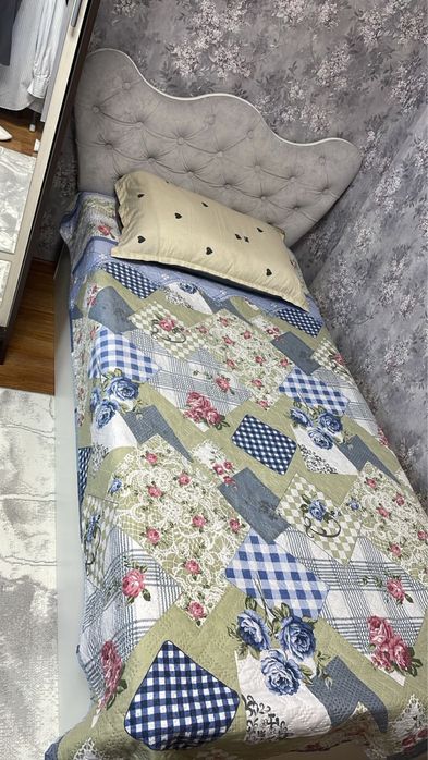 Кровать с матрасом