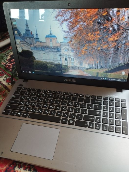 Asus Core i3 noutbuk sotiladi