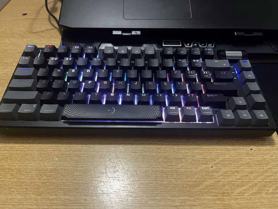 Vand laptop de gaming RTX cu periferice