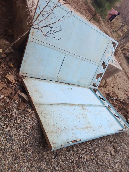 Boʻyi 3 eni 4 temir darvoza sotiladi narxi kelishiladi holati yaxshi.