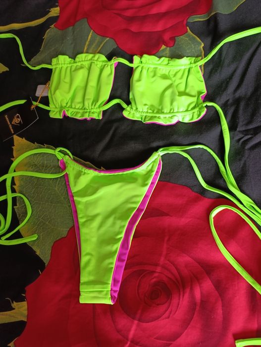 Роскошный яркий купальник в салатово-розовом цвете