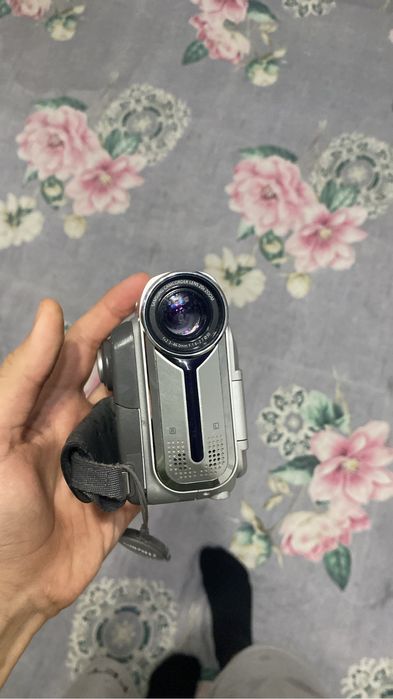 Камера модель хз но рабочая рарядки с собой нету