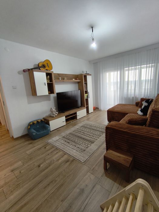 Vând apartament 4 camere Mioveni, renovat total, liber, finisaje deosebite