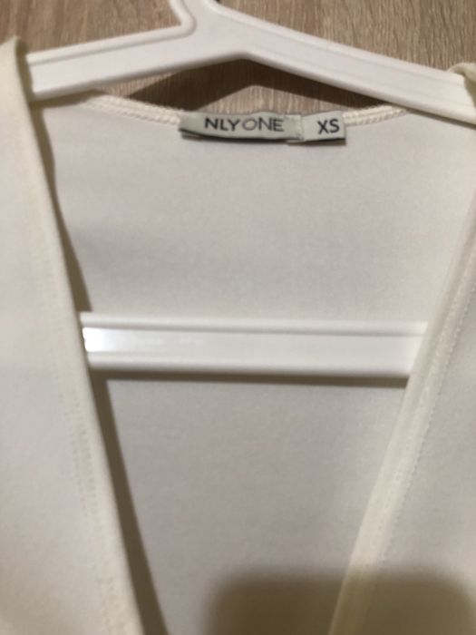 Vand rochie alba elegantă pe corp