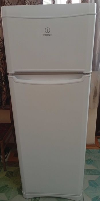 Продам холодильник indesit