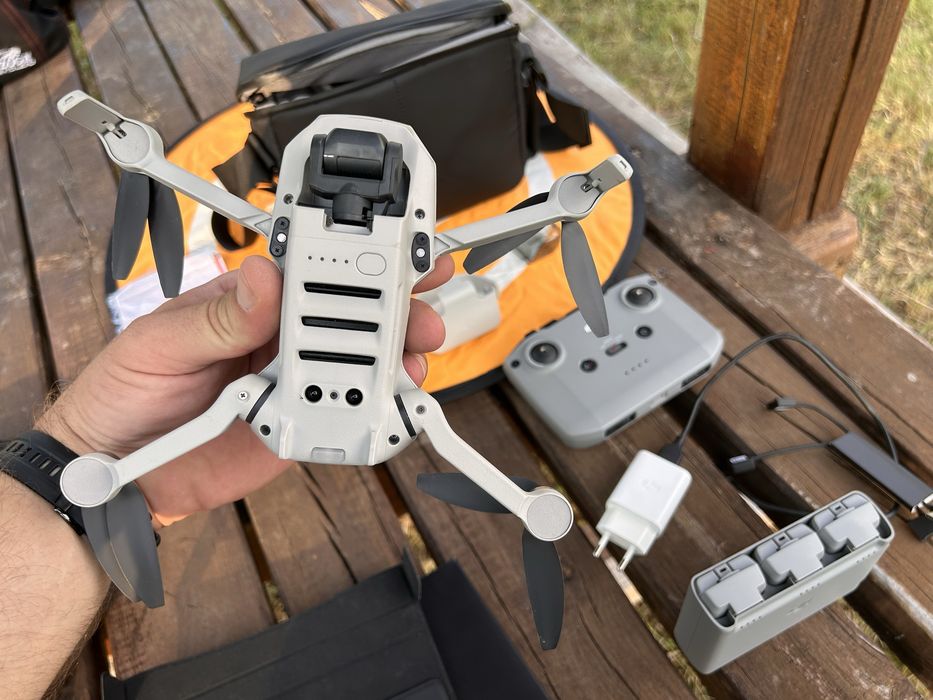 DJI Mini 2 Fly More Combo + Аксесоари (Перфектно състояние, Малко цикли)