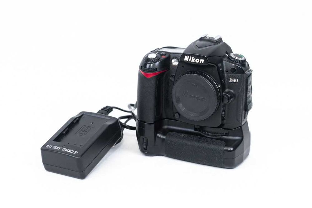 Nikon D90 + grip + 2 baterii - Defect