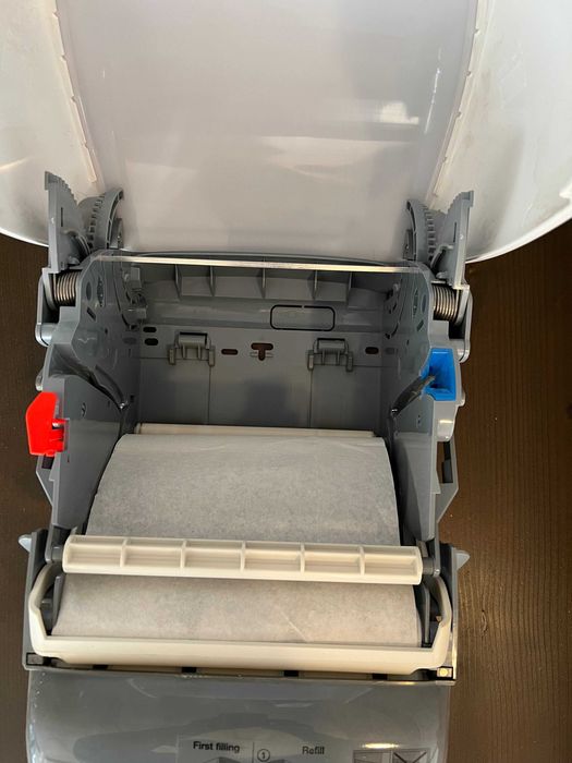 Дозатор за кърпи за ръце на хартиена  ролка