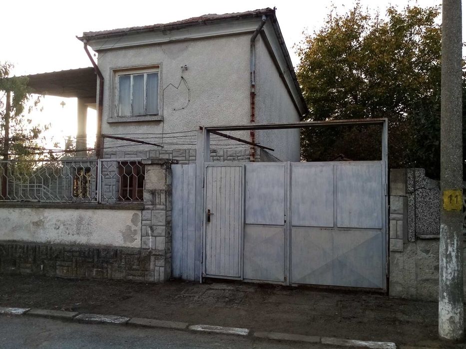 Двуетажна къща с двор