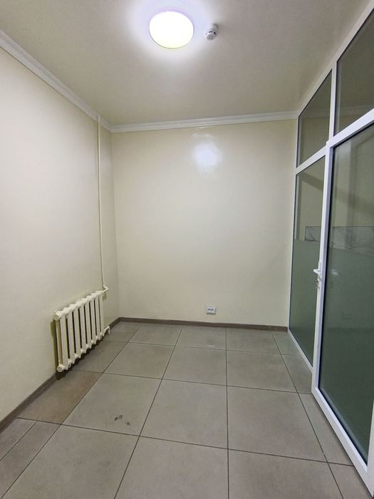 Аренда офиса с площадью: 90 м²  первая линия вдоль дороги. Ул. Бабура