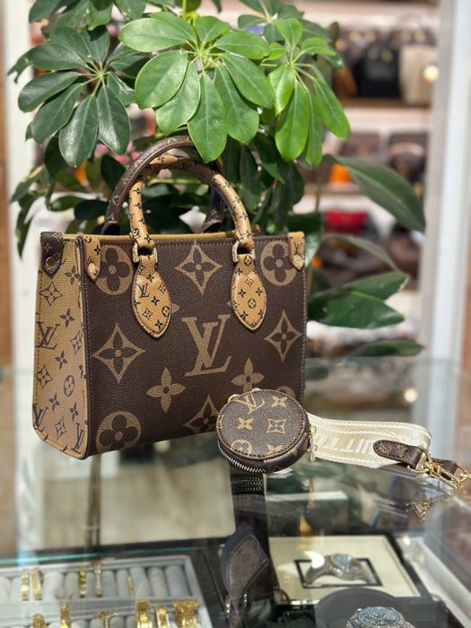 Geanta Louis Vuitton Noua !!! Dimensiuni 25/20 !!!