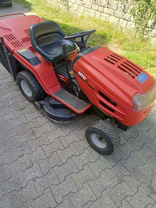 Tractor de tuns iarbă