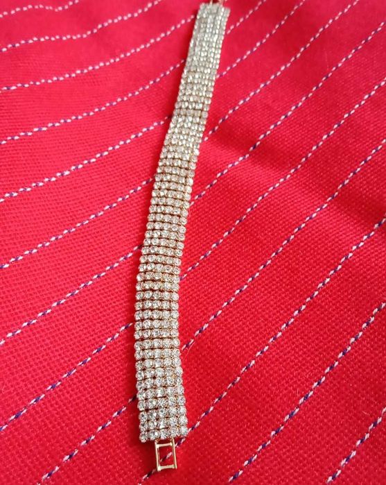 Продам бусы, броши