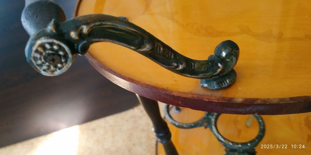 Старинна количка за сервиране.