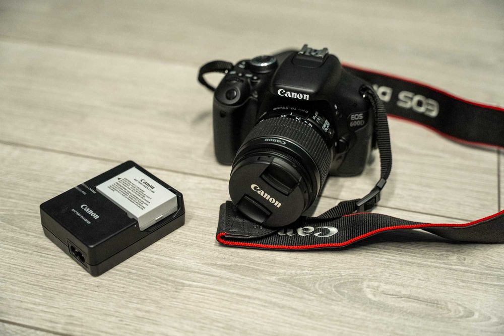 Vand Canon 600D cu obiectiv 18-55 IS (cu stabilizare) 2600 cadre NOU