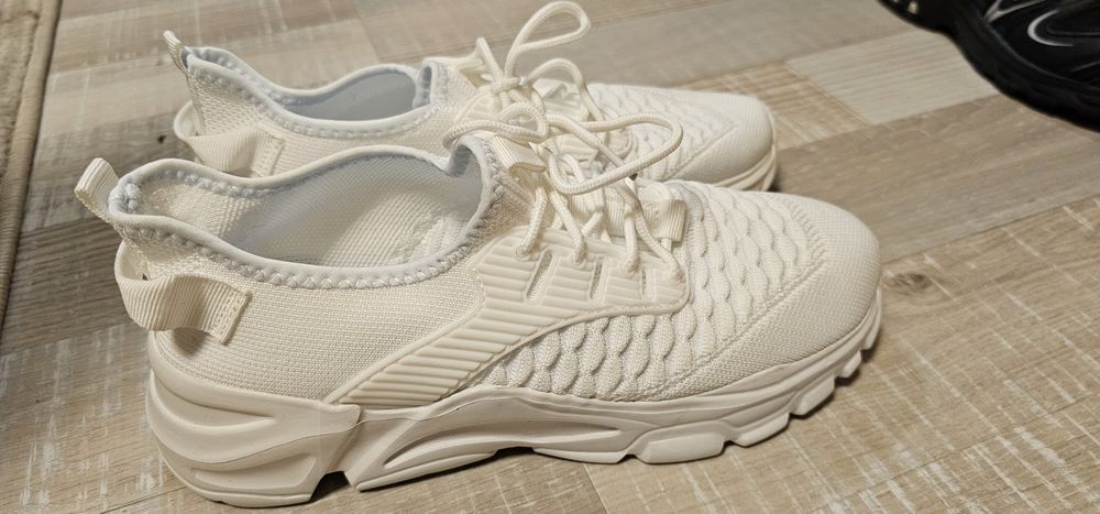 Продавам дамски маратонки Asics