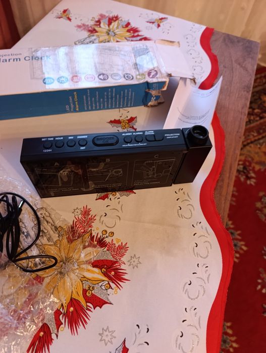 Ceas cu proiecție pe perete și tavan