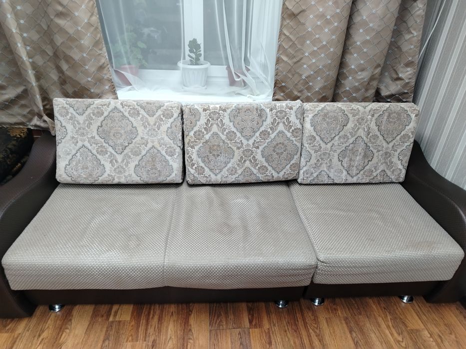 Продаётся диван.