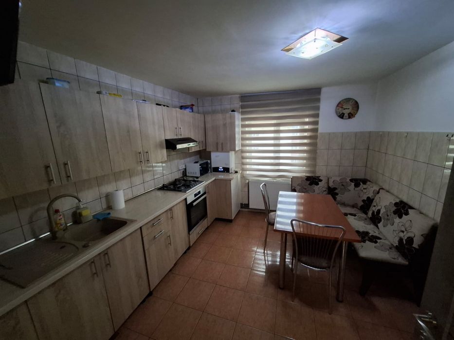 Inchiriez apartament 3 camere