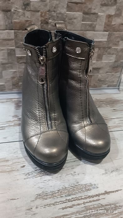 Сребристи дамски боти 37