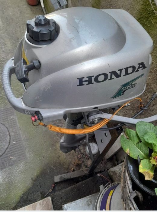 Vând motor barca 2.3