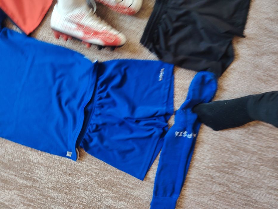 Lot crampoane 32, 2 echipamente forbal, aparatori