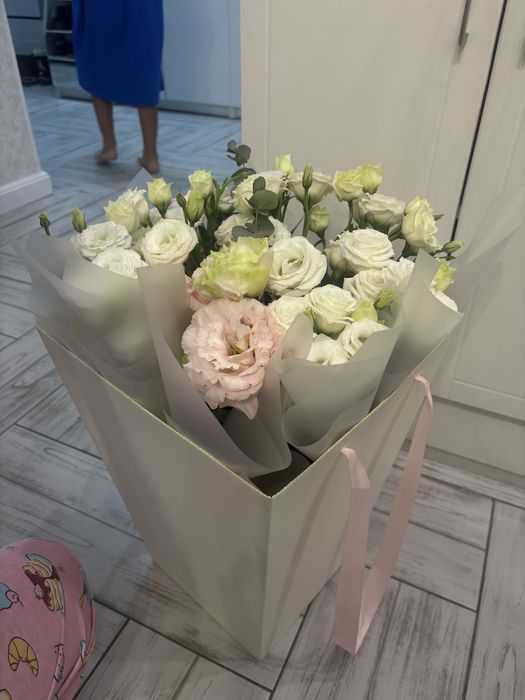 Нежный букет эустомы в подарочной коробке