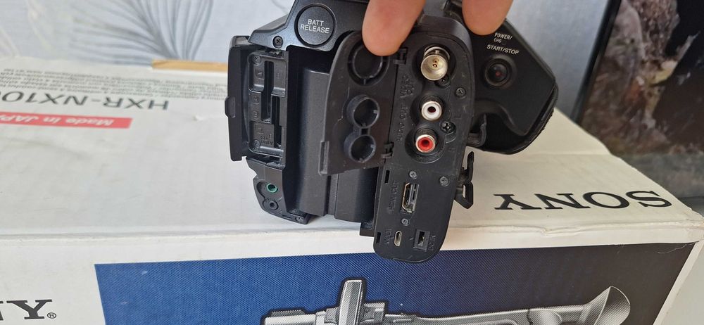 Продавам Sony HXR-NX100