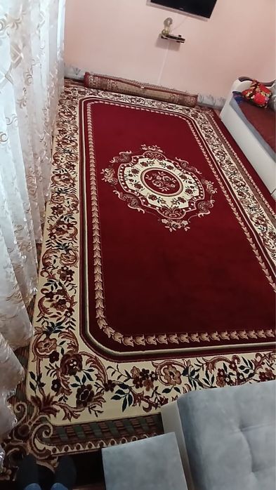 Бордовый ковер , в хорошем состоянии