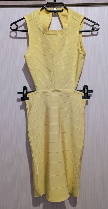 Жълта бандажна мини рокля, изрязана, гол гръб
