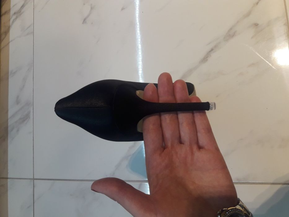 Продавам нови черни обувки