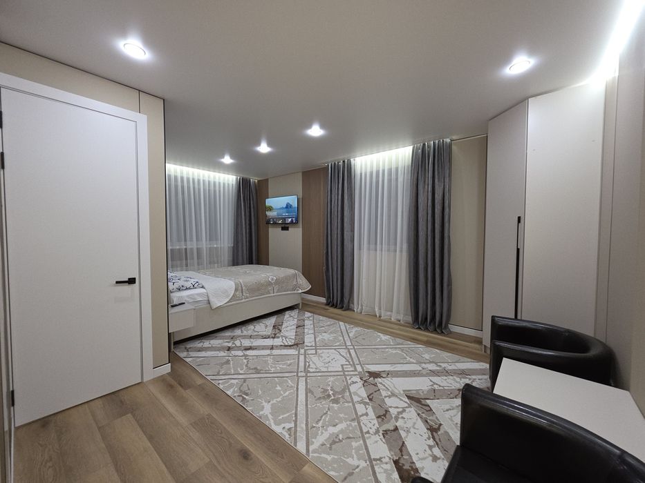 Сдаю суточно 1 ком кв люкс район Кристалл