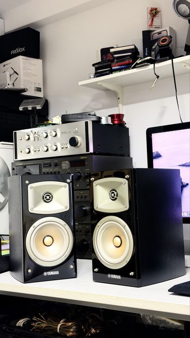 Yamaha NS B330 Boxe HiFi Bookshelf 2 Cai 6 Ohmi 40W 120W 55Hz 45kHz Tweeter Aluminiu Woofer 13cm Bass Reflex Negru Piano