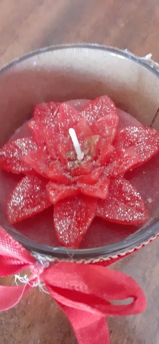 Свещ в стъклен свещник   червена