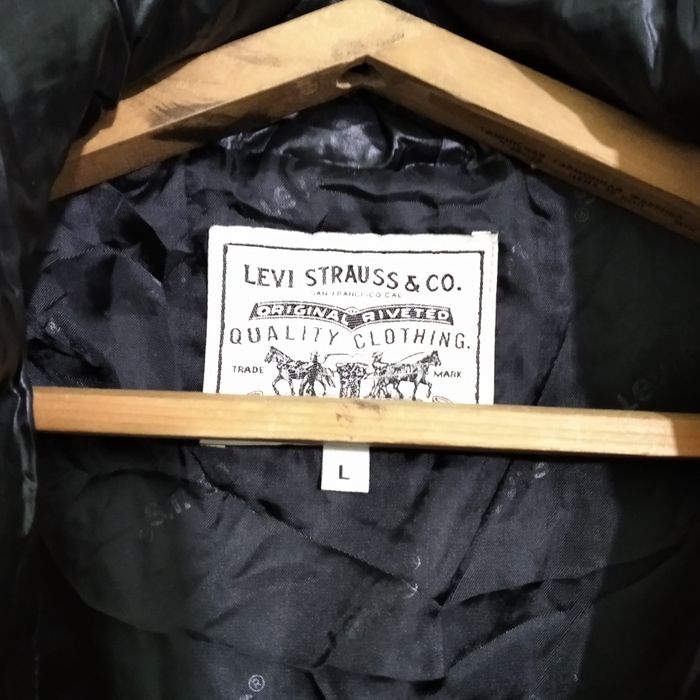 Продам пуховик LEVI'S.