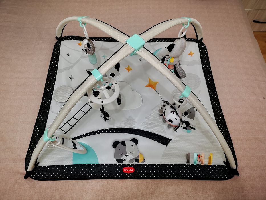 Активна гимнастика Tiny Love черно/бяла и играчка за кошара Tiny Love