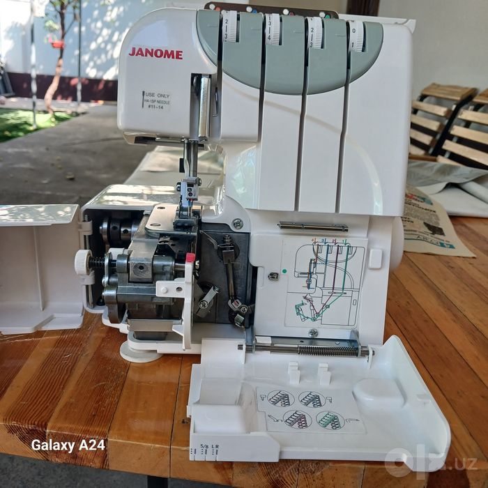 Janome MyLock 4952(Япония). Год гарантии/Металл/Комплект.