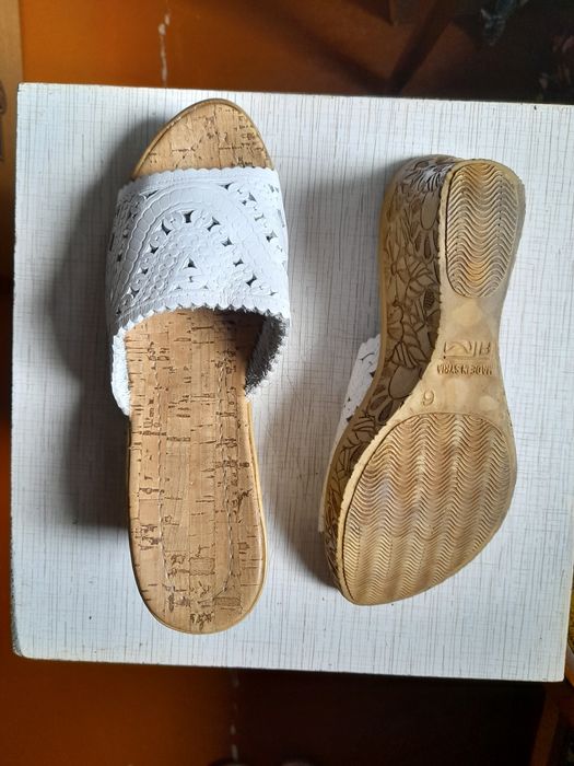 Продам босоножки новые.