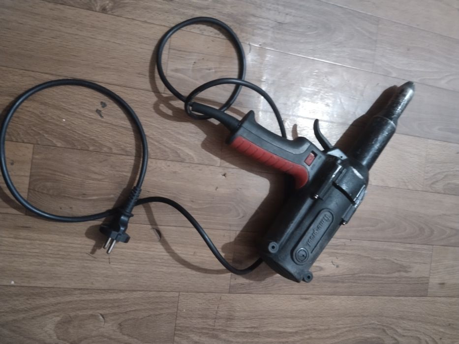Продам электрический заклепальник